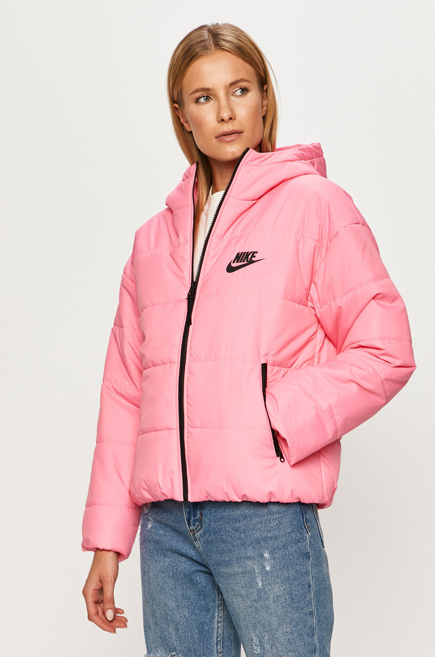 Geaca roz deschis Nike Sportswear cu croi lejer si captuseala calduroasa